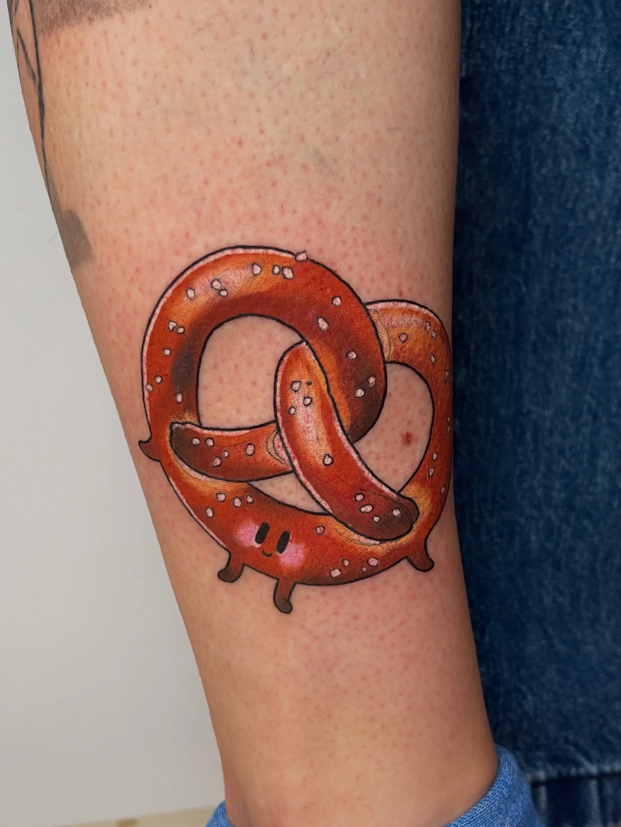 Happy petit Bretzel pour Rapha&euml;lle 

Preuve qu&rsquo;absolument tout ce qui ce mange peut &ecirc;tre transform&eacute; en personnage 🤓 j&rsquo;attends vos id&eacute;es pour les suivants ! 

tu veux un tatouage trop cool, envoie-moi ta demande v