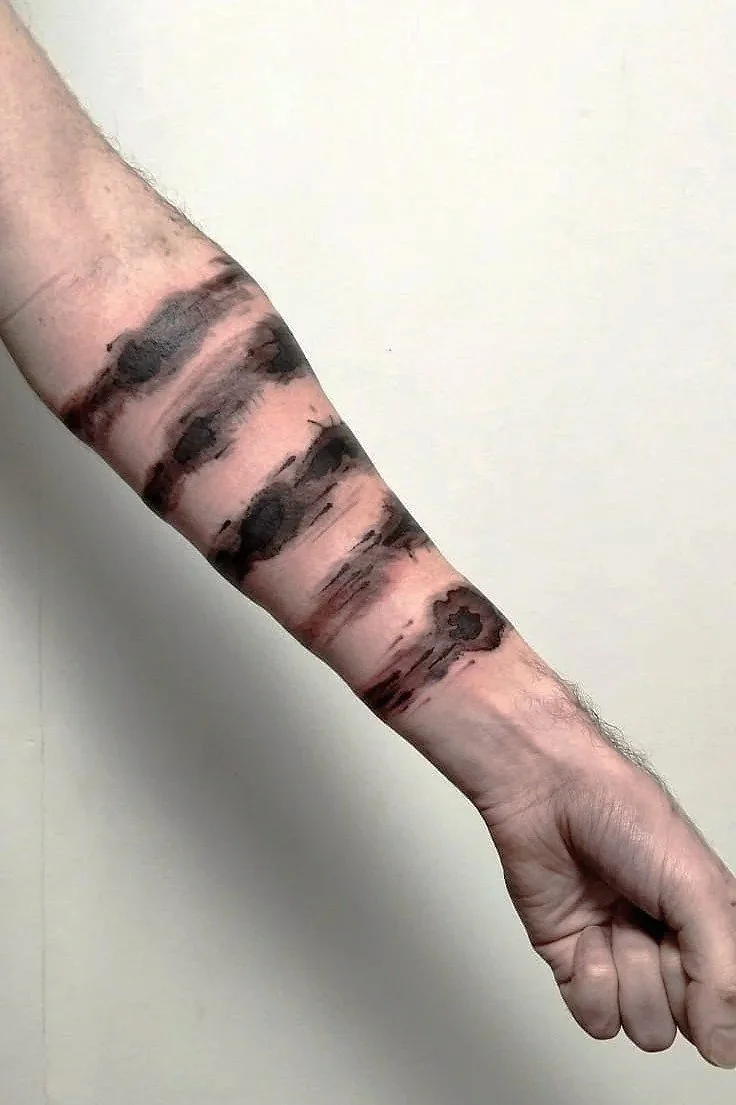  brazo con cicatrices horizontales oscuras en la piel