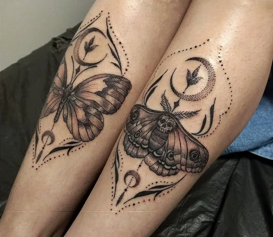 Tatuajes en los brazos con mariposas, detalles de luna, plumas y elementos decorativos en estilo lineal y puntillismo.