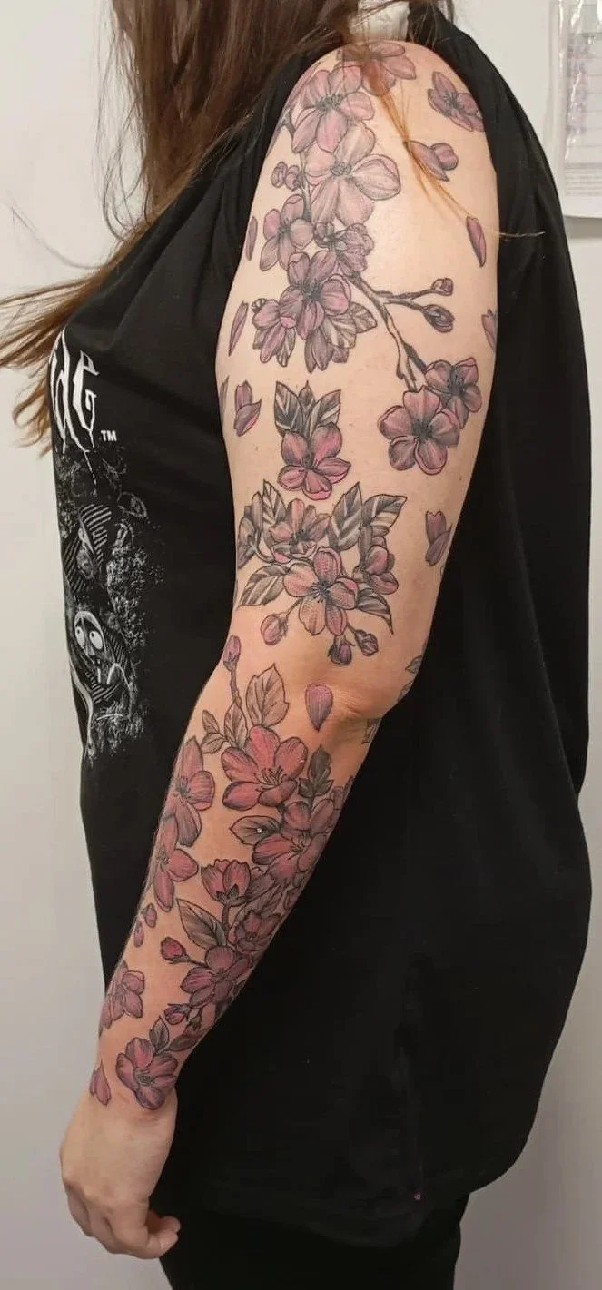 Tatuaje de flores en el brazo de una mujer.