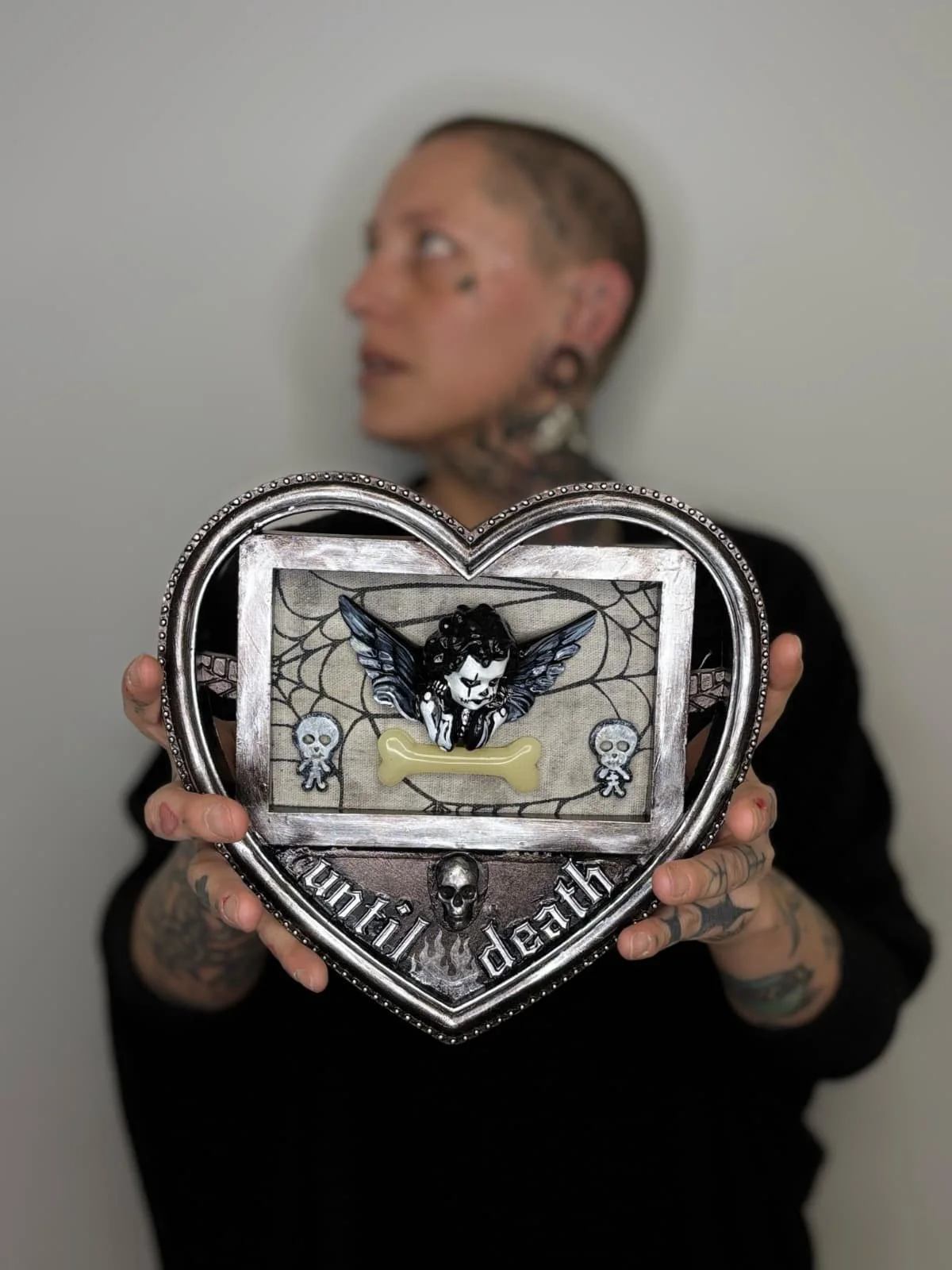 UNTIL DEATH
21x21cm
25€