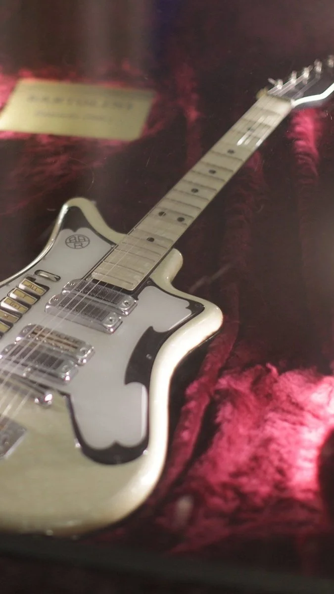 E-Gitarre in einem roten Samt-Koffer