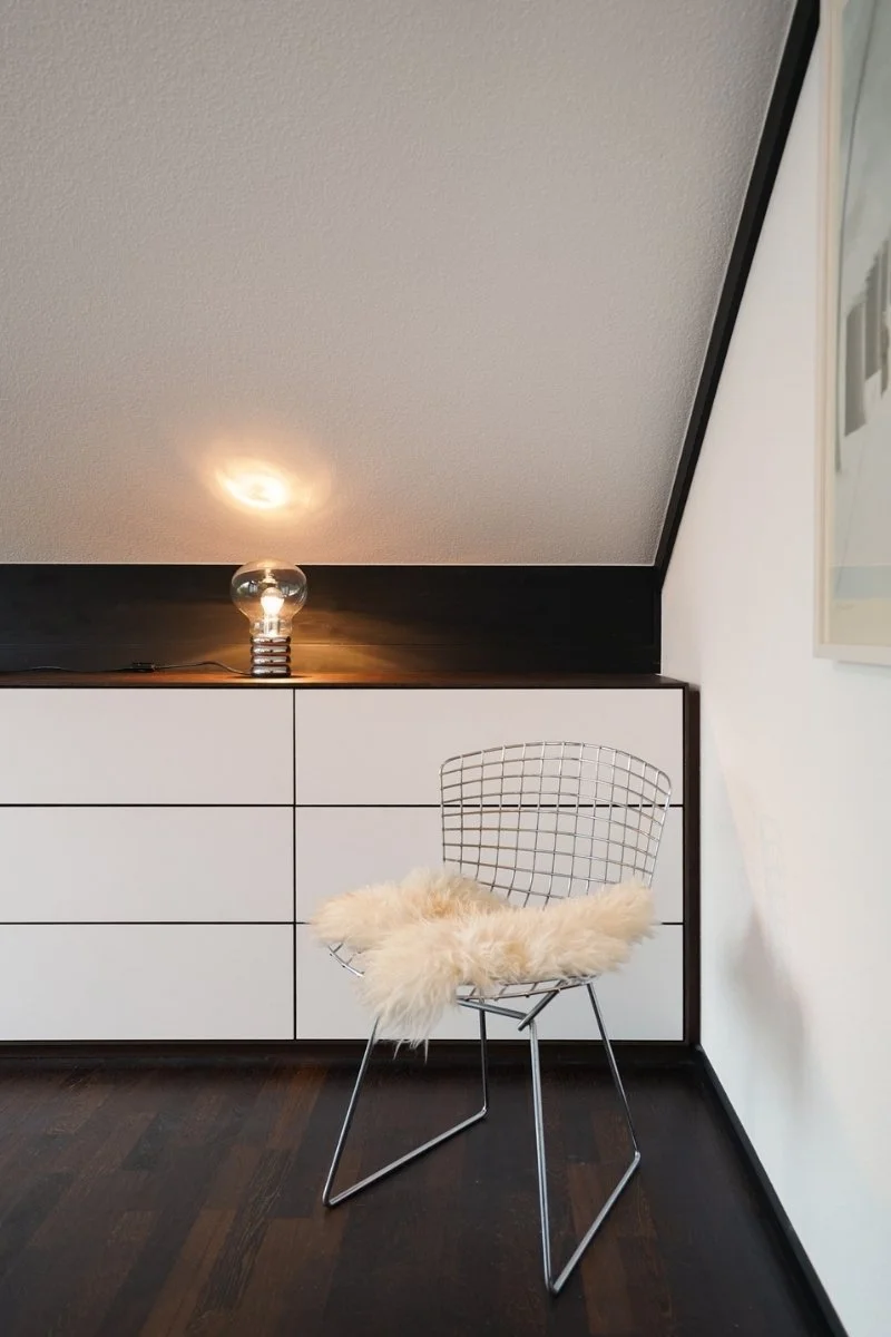 Frontansicht Kommode auf Maß und Bertoia Chair