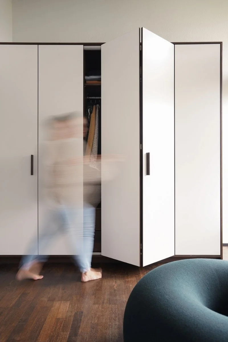 Maßgefertigter Kleiderschrank mit Falttüren geöffnet