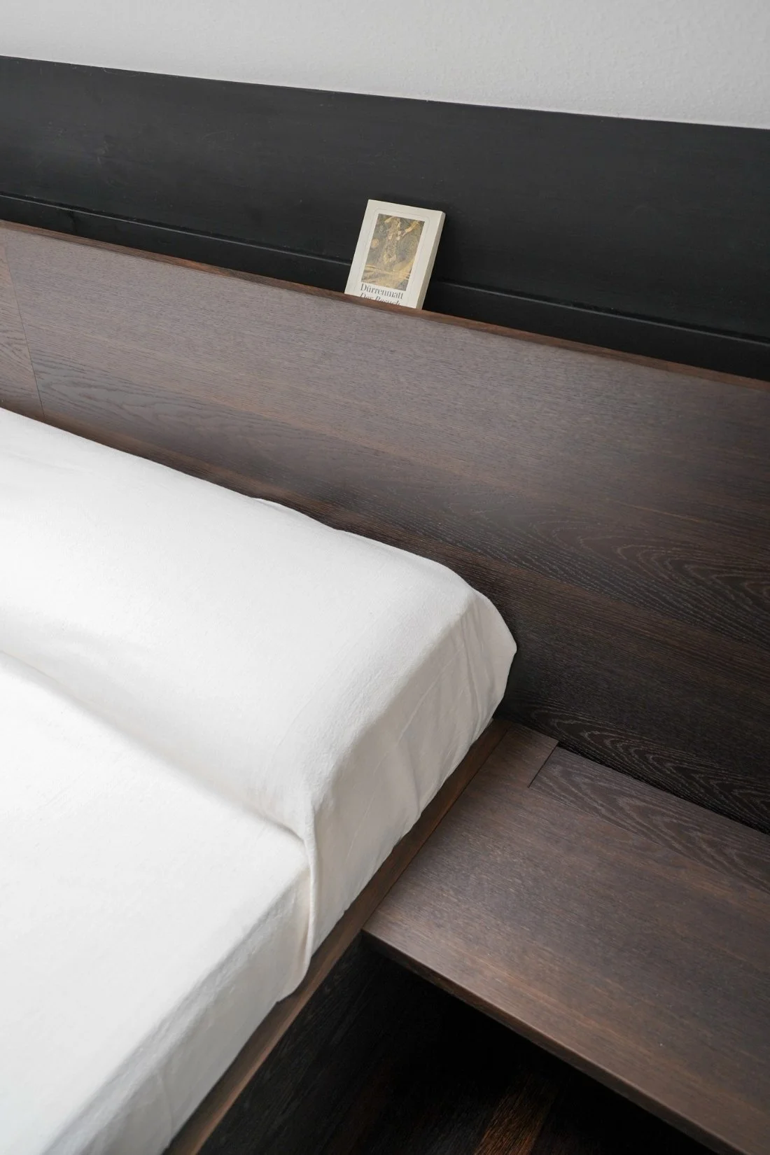 Detail Kopfteil und Nachttisch Bett aus Holz