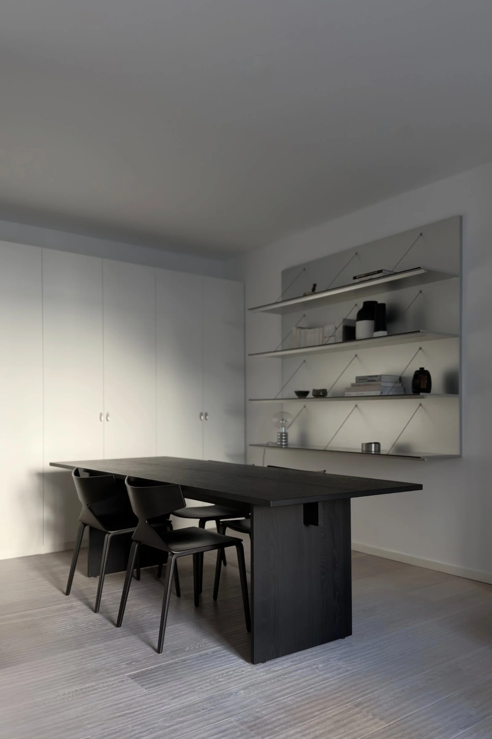 ELENA SCHADT Bespoke Interior Design Tisch aus Massivholz