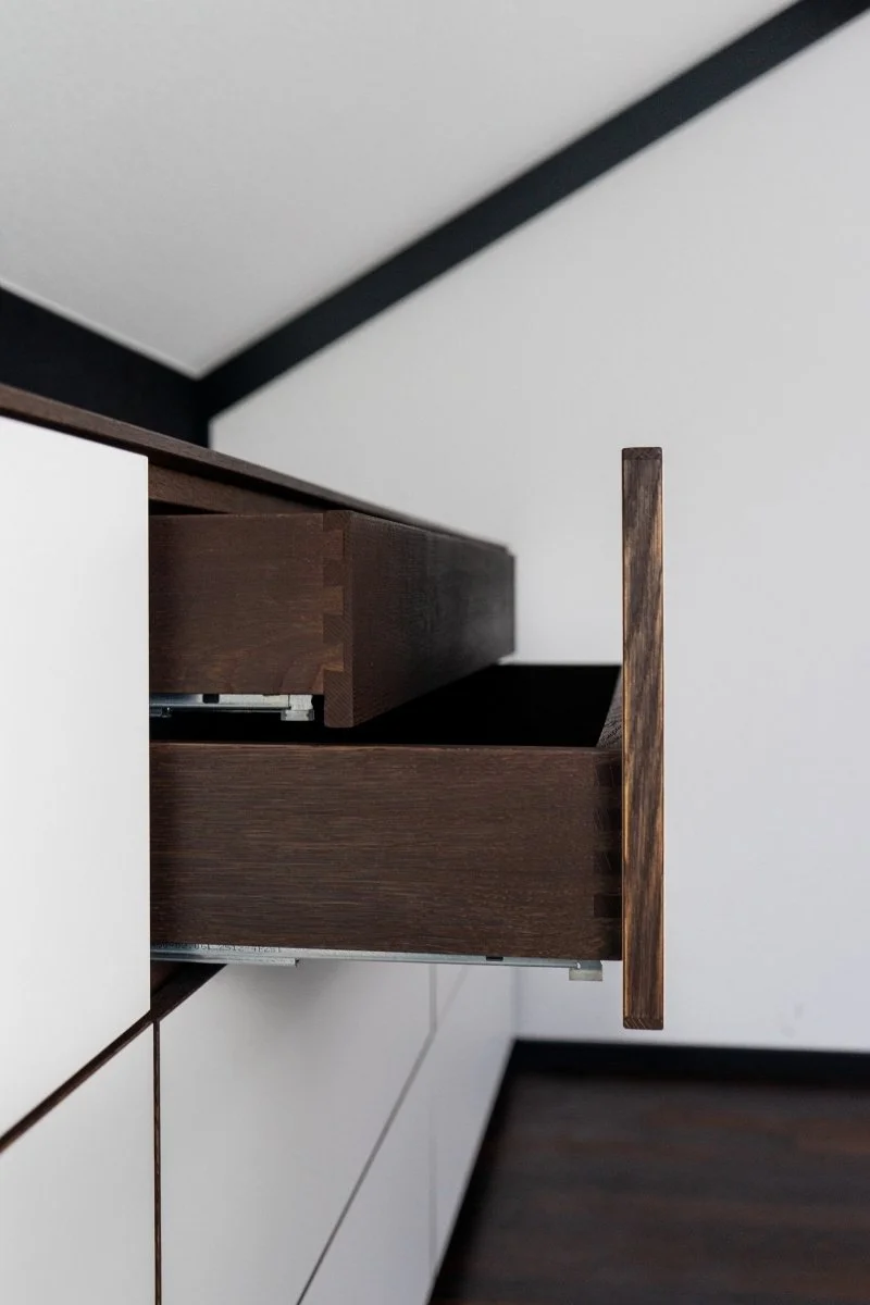 ELENA SCHADT Interior Design Kommode custom made mit Innenleben aus Räuchereiche