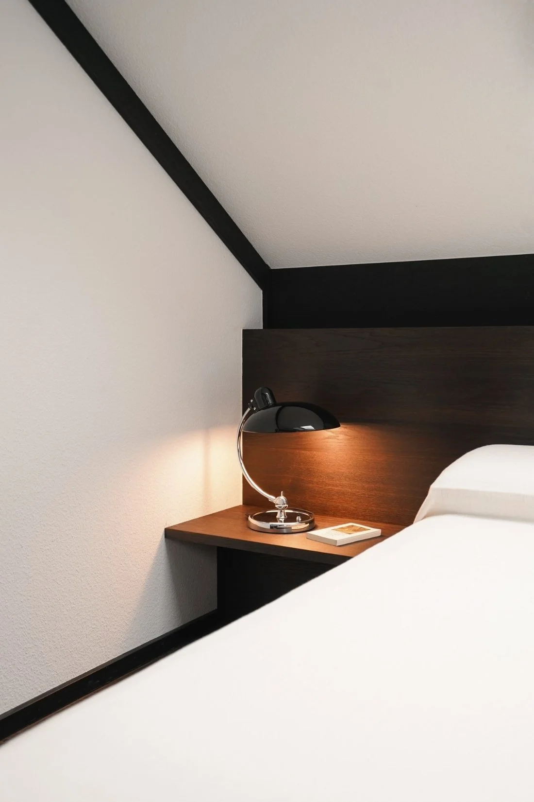 Maßgefertigtes Bett mit integriertem Nachttisch und Fritz Hansen Leuchte