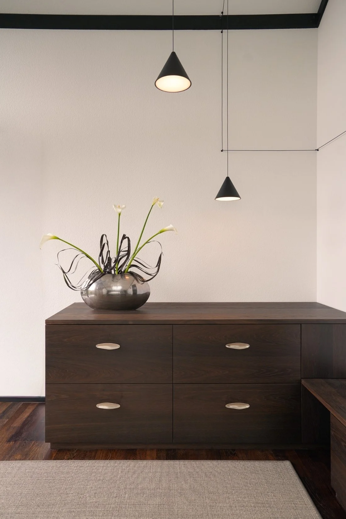 Maßgefertigte Kommode mit Sitzbank und Beleuchtung Flos String Light