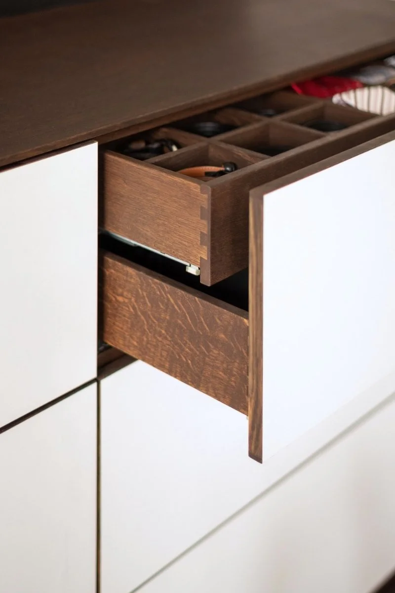 Detail Kommode nach Maß mit Innenschubladen aus Räuchereiche