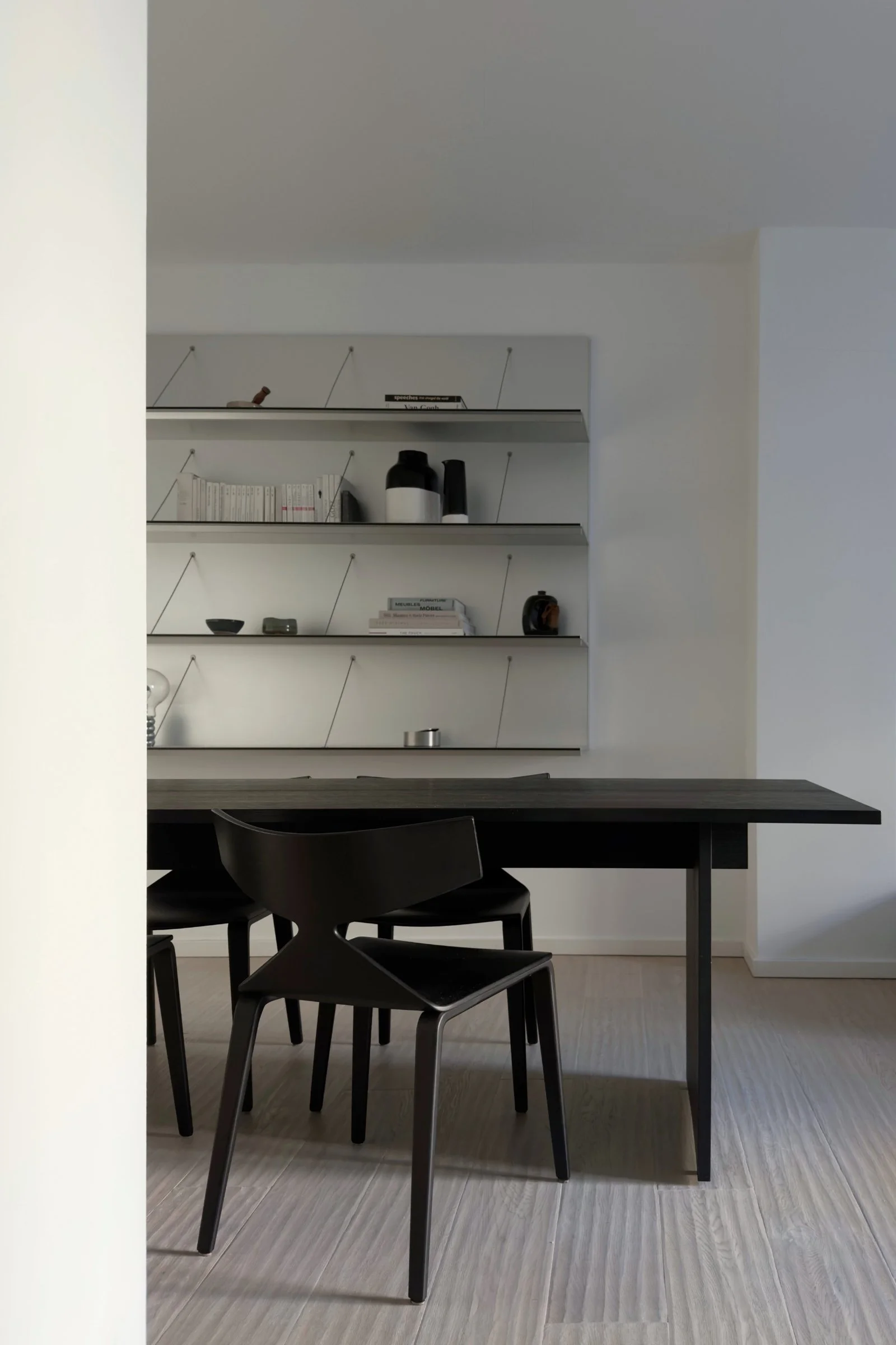 ELENA SCHADT Bespoke Interior Design Tisch aus Massivholz