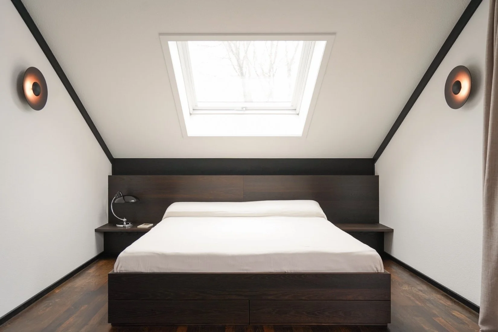 Frontansicht maßgefertigtes Bett aus Räuchereiche