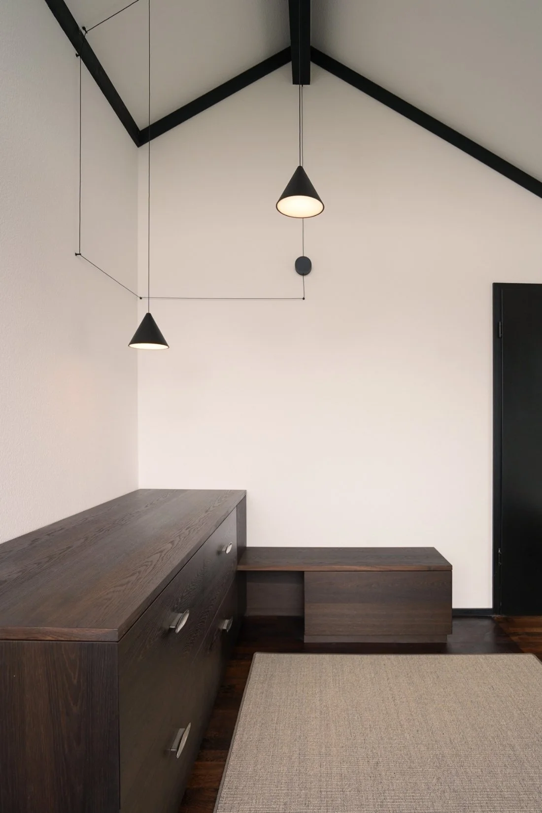 Maßgefertigte Kommode mit Sitzbank und Beleuchtung Flos String Light