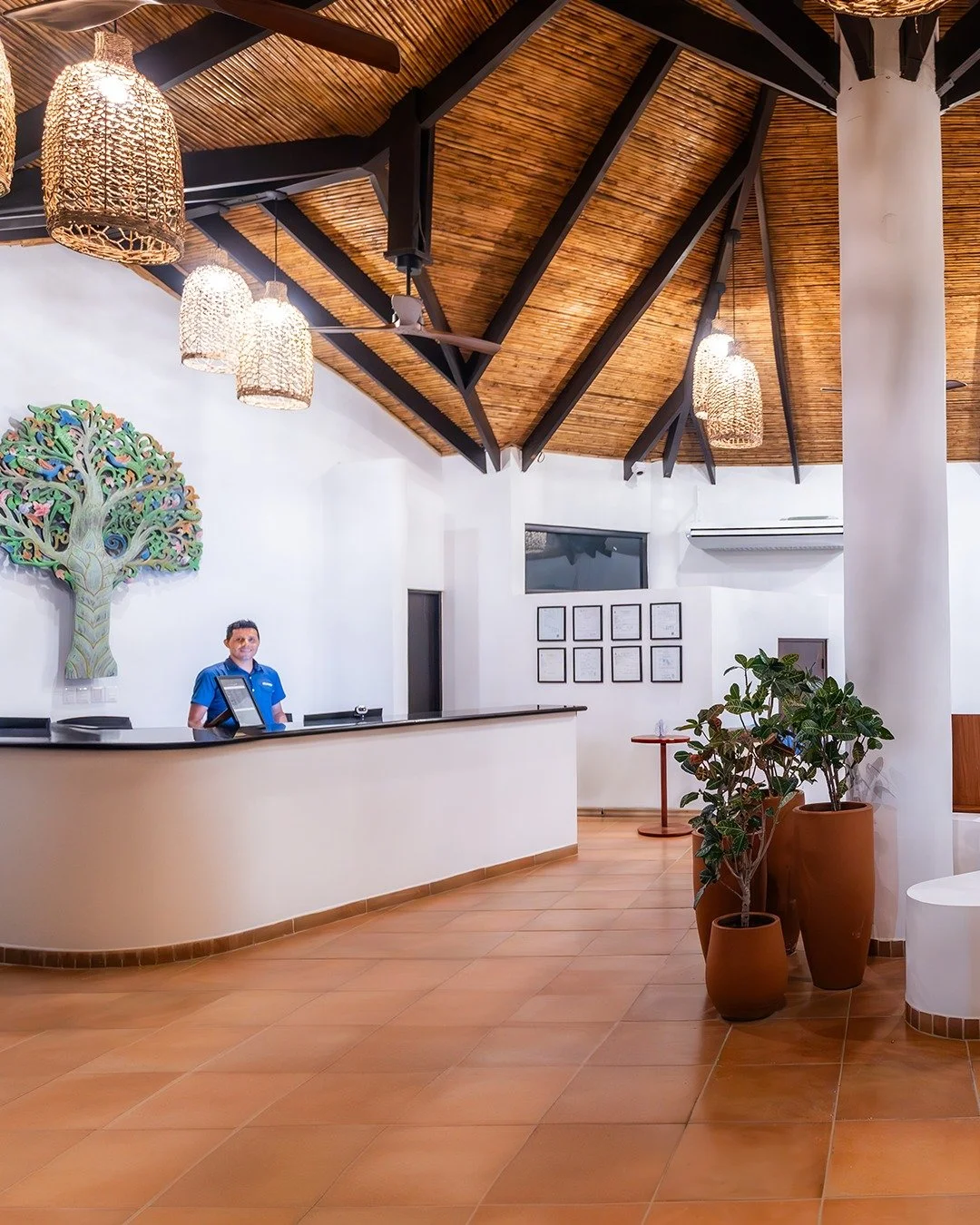 From the moment you arrive, you&rsquo;ll feel it&mdash;Reunion&rsquo;s warmth. ✨

Our inviting Welcome Center sets the tone for your stay, where comfort meets Costa Rican flair. At the front desk, you&rsquo;ll find Hector&mdash;ready to help with eve