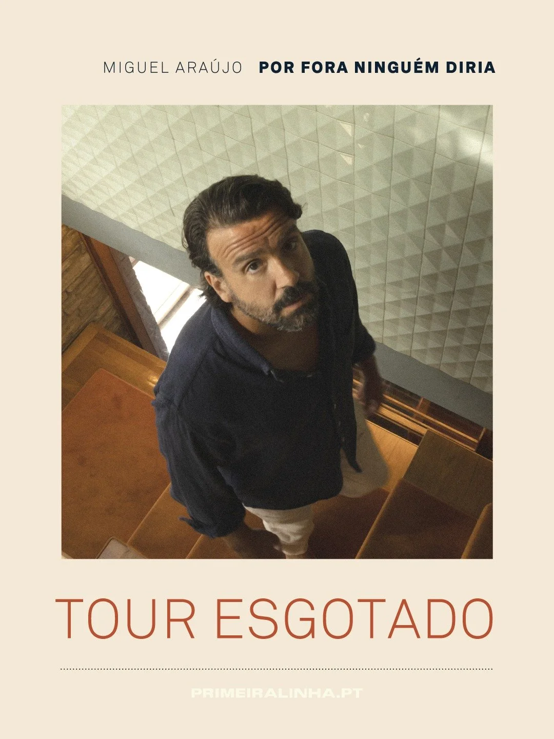 @miguel_araujo_insta esgotou os onze concertos de apresenta&ccedil;&atilde;o do novo &aacute;lbum &ldquo;Por Fora Ningu&eacute;m Diria&rdquo;, confirmando um dos momentos mais s&oacute;lidos da sua carreira. Entre a nova digress&atilde;o e o recente 