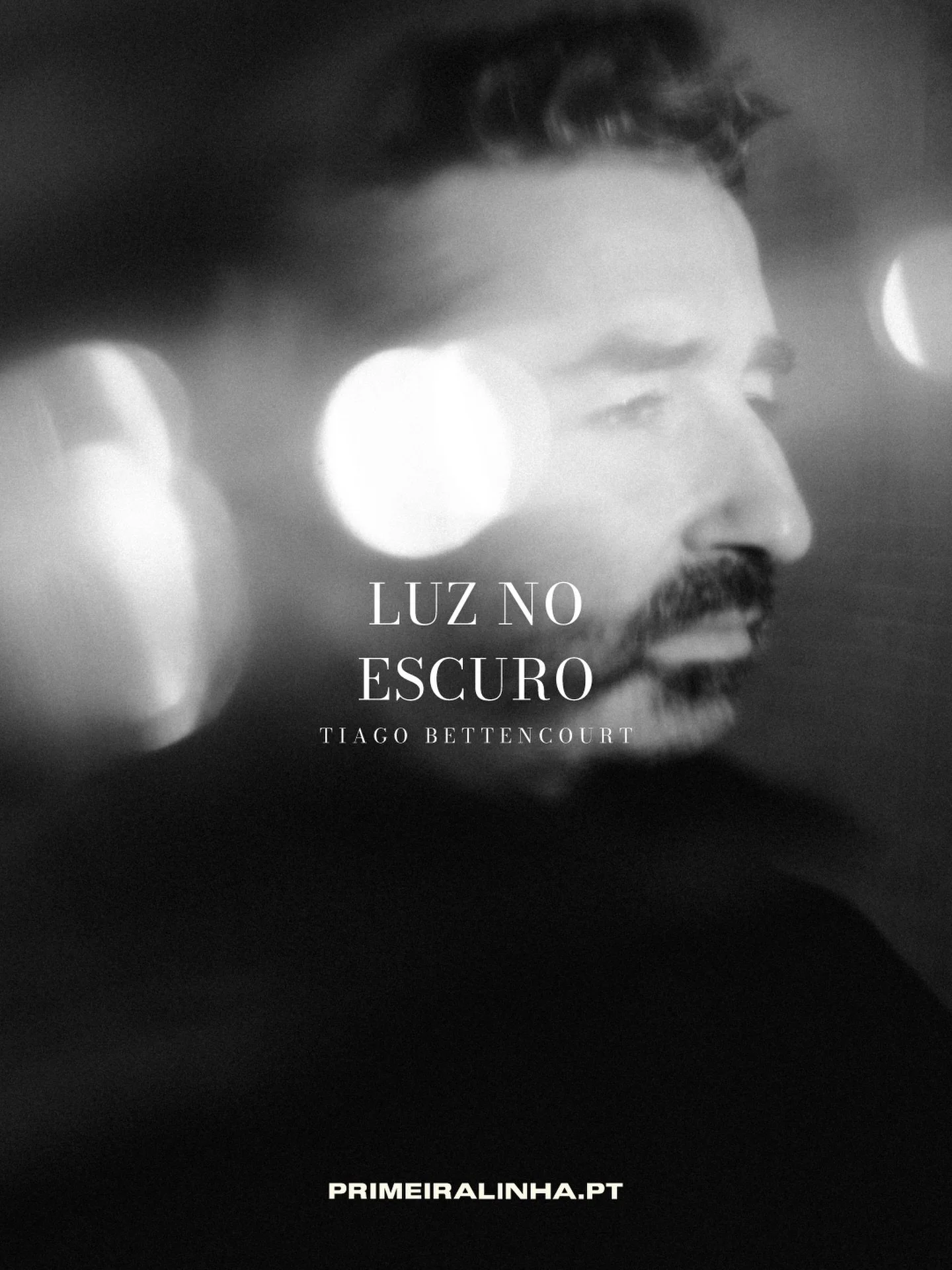 @tiagobettencourt revela o videoclipe de &ldquo;Luz no Escuro&rdquo;, o terceiro single do &aacute;lbum Foz. Filmado em Bruson, na Su&iacute;&ccedil;a, durante um retiro art&iacute;stico, o v&iacute;deo acompanha o processo criativo do m&uacute;sico 