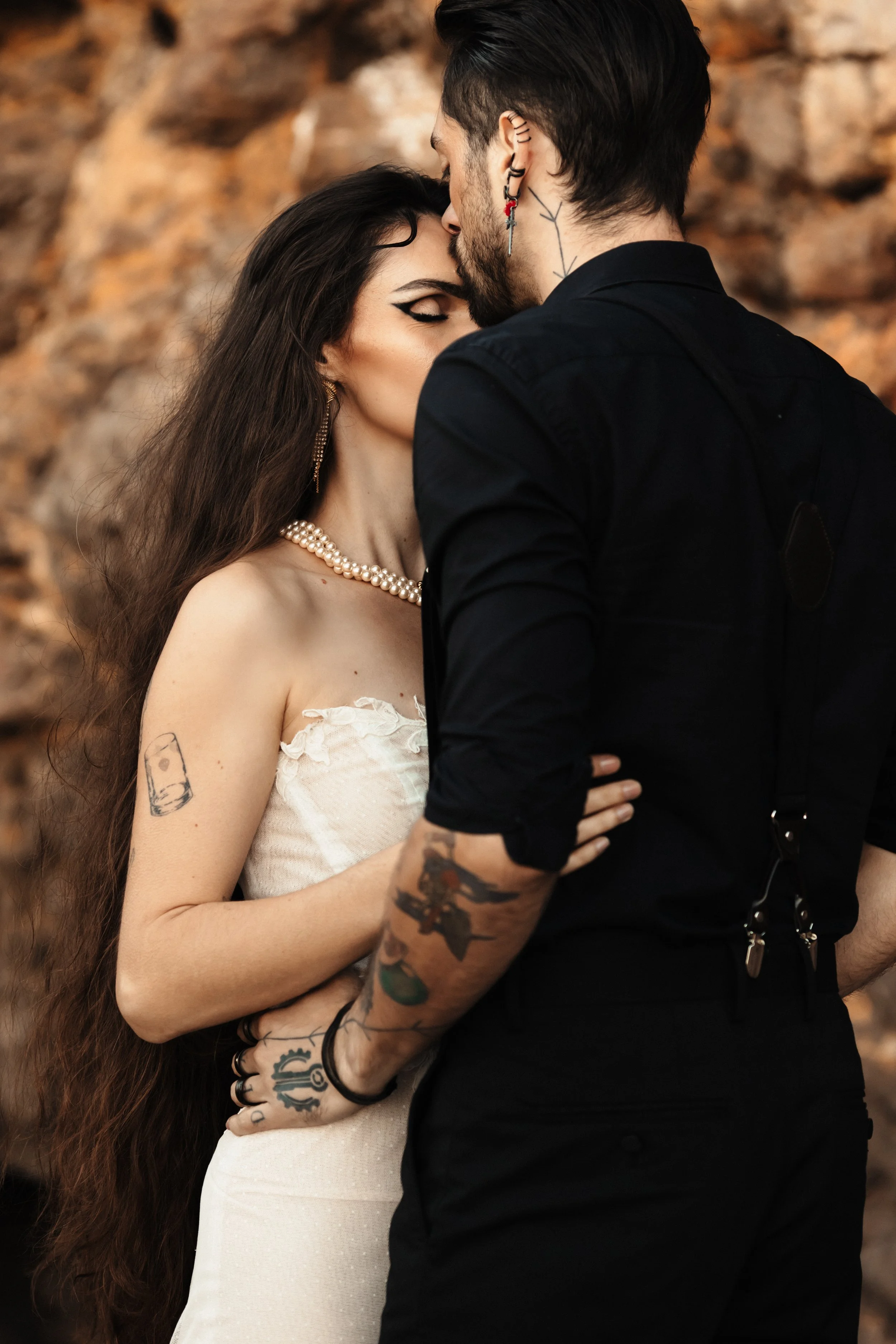 Un couple en train de s'embrasser tendrement