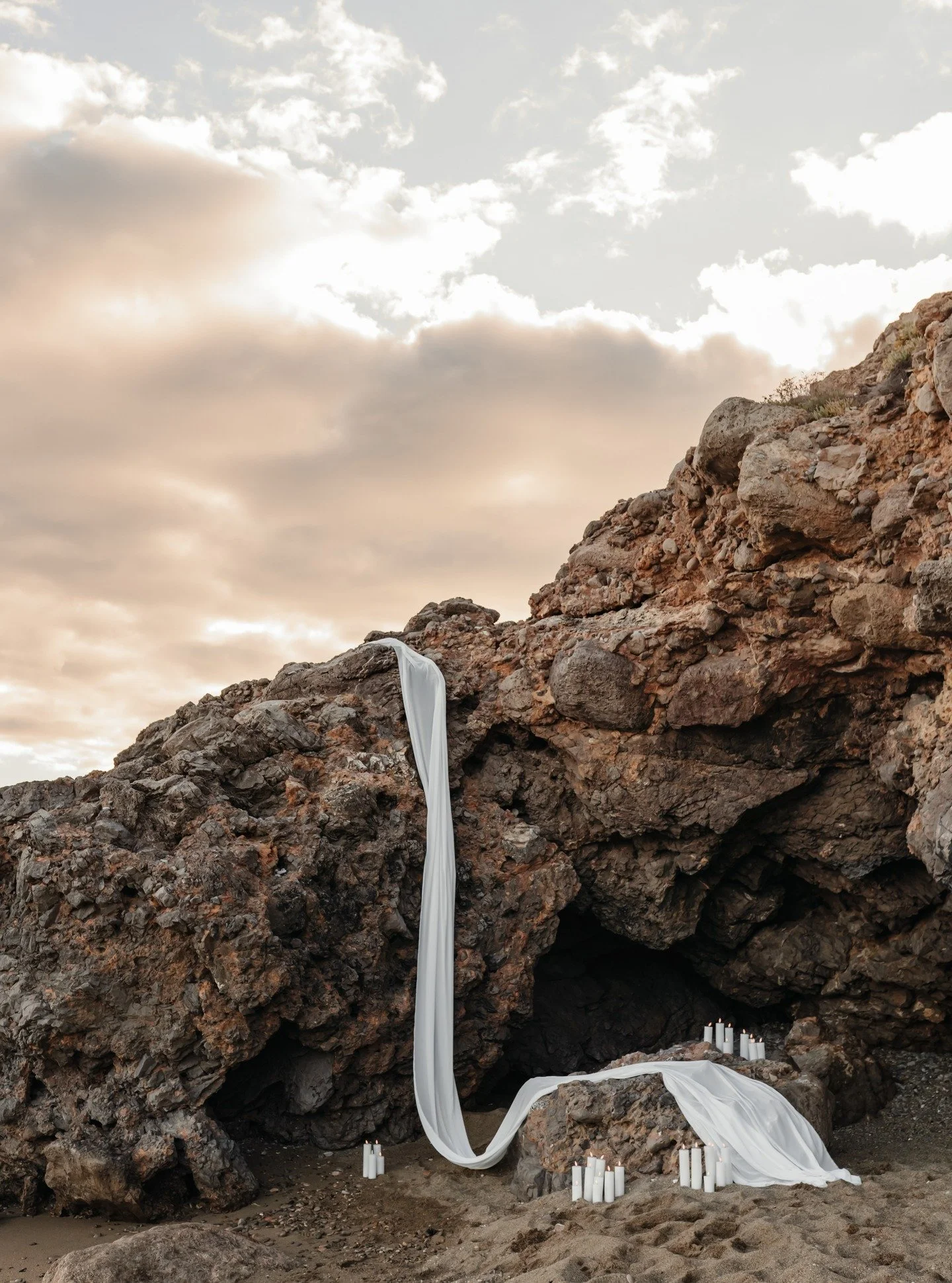 What is a Wedding Designer?
A #weddingdesigner is not a #planner it’s the art director of your day.
They imagine, design, and shape the entire visual universe of your wedding from the moodboards to the smallest details.
It’s about creat