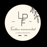 Logo de La Pizza Française, avec un texte indiquant 'Traiteur événementiel' sur un fond beige, encadré par un cercle avec des branches de feuilles
