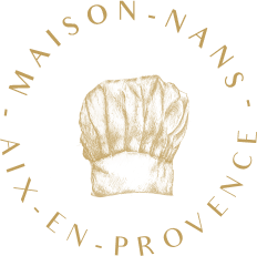 Logo de la Maison NANS, fabricant d'auxiliaires de propreté, avec un design de tête de bison en or au centre.