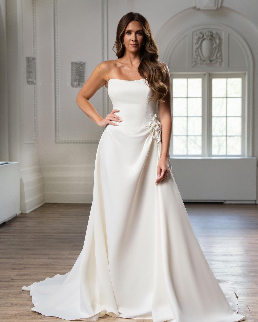 Mara 🤍 Simple. Sleek. Completely unforgettable. ✨

Tag a bride who needs to see this 👇 Request your appointment through the link in our bio.

#ambridal #ambridaltn #2026bride #2027bride #bridalgown #bridetobe #weddingdress #bridalboutique #weddingi