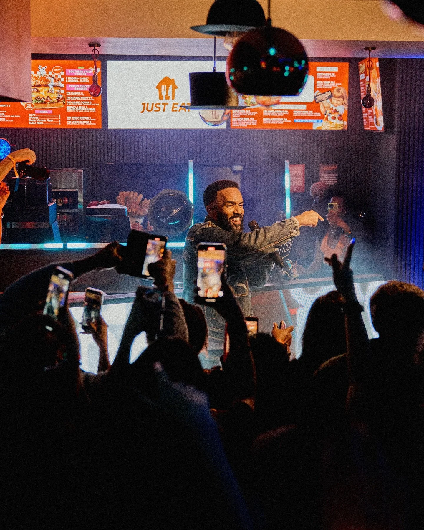 &ldquo;Craig David. 100 people. South London diner. You in?&rdquo; 🤝🏻

@craigdavid with the @justeatuk crew last week..💥