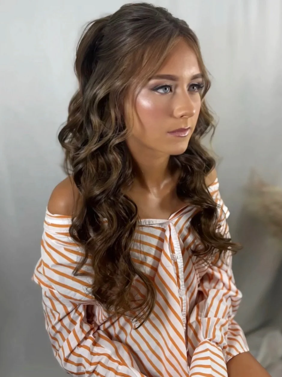 This needed a spot on the grid 
We still do carousel posts right ? 

#halfup#halfuphalfdownhairstyle #halfuphalfdown#bridalhairstylist #bridalpartyhair 
2026 bride 
2027 bride

Makeup @makeupbystacysuarez