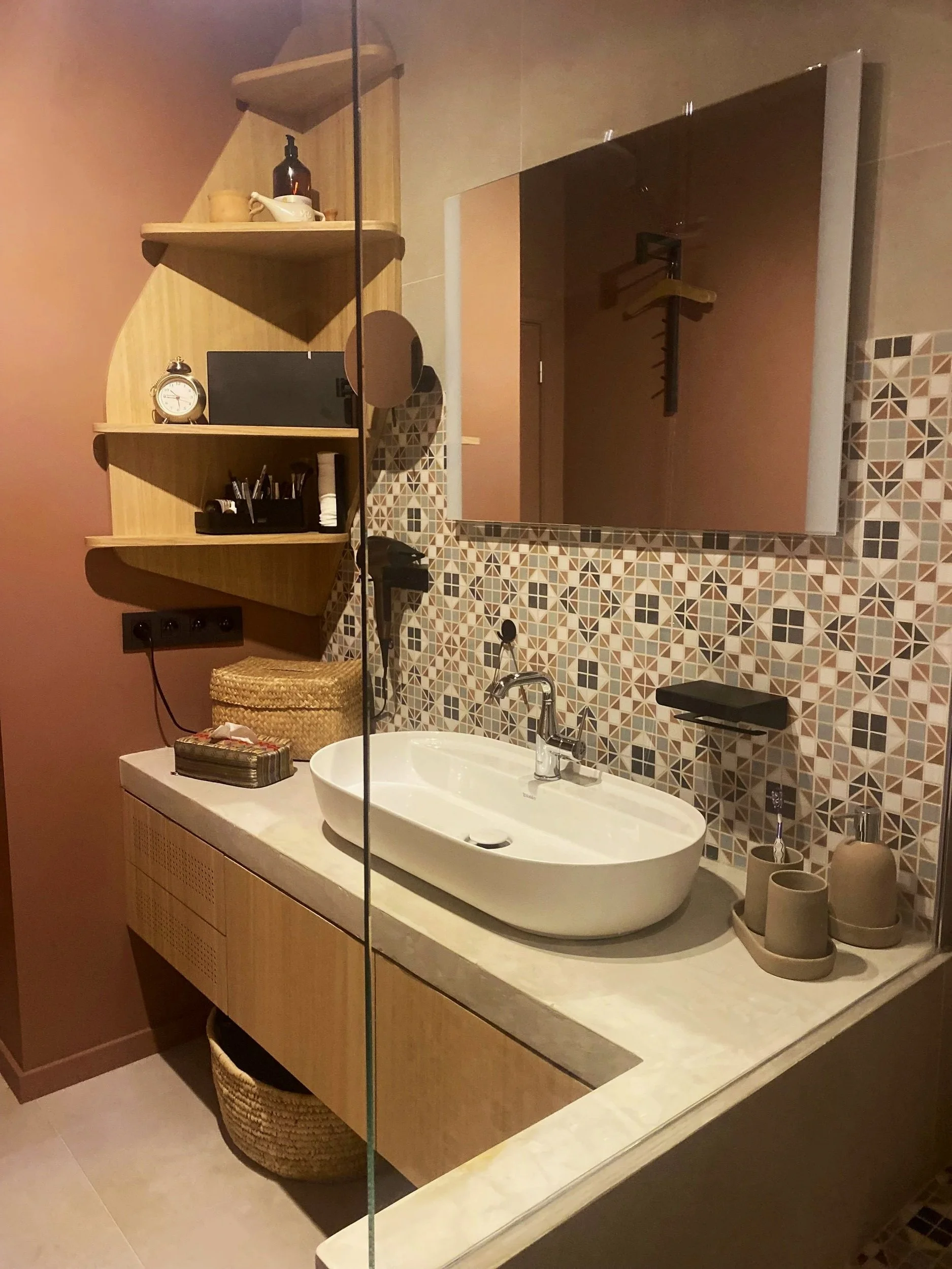 Visualisation 3D de la salle de douche du projet Aulnes avec carrelage géométrique coloré