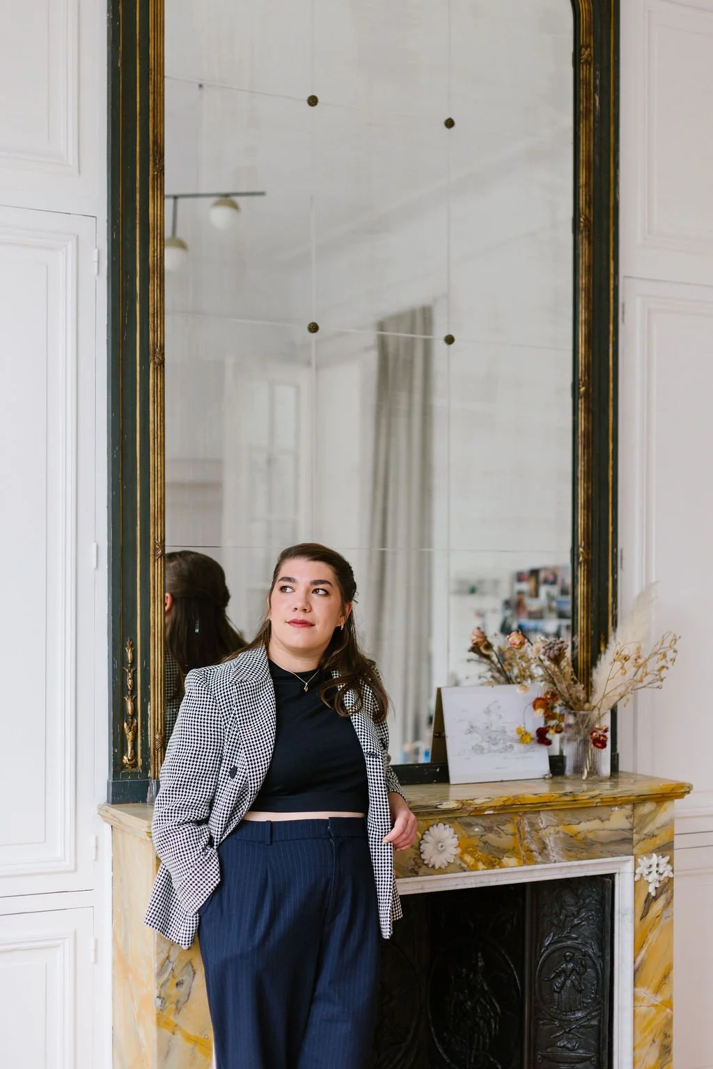 Portrait de Pauline Claessens, architecte d’intérieur à Bruxelles, devant un miroir ancien