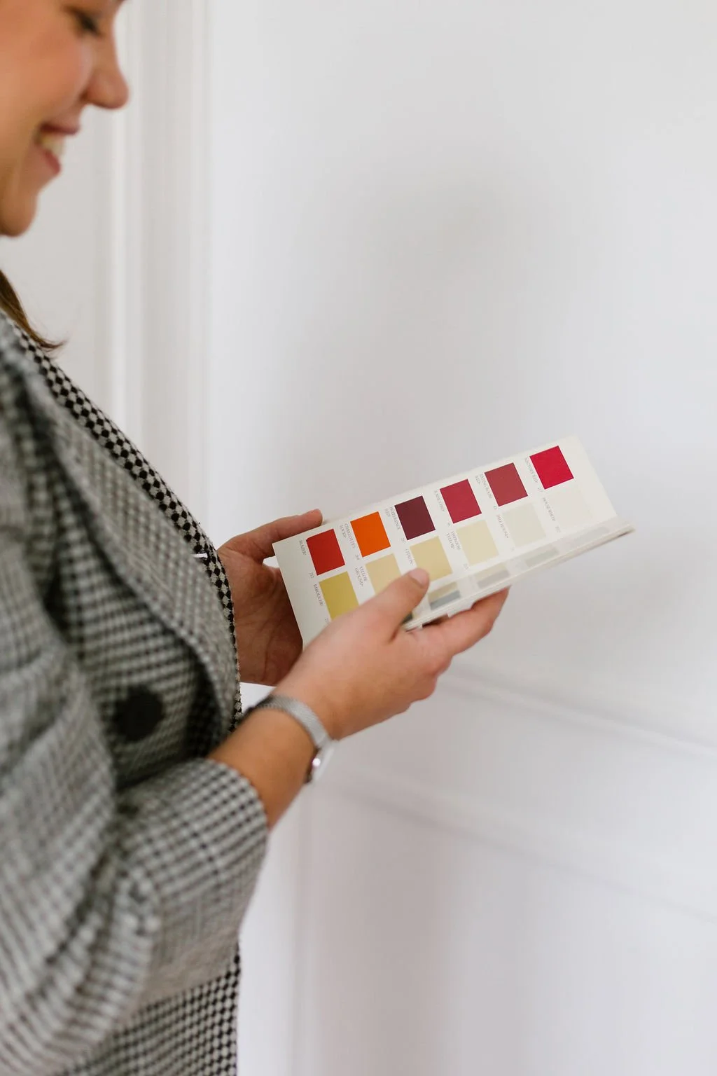 Pauline Claessens compare des teintes et des matériaux pour finaliser la décoration d’un intérieur