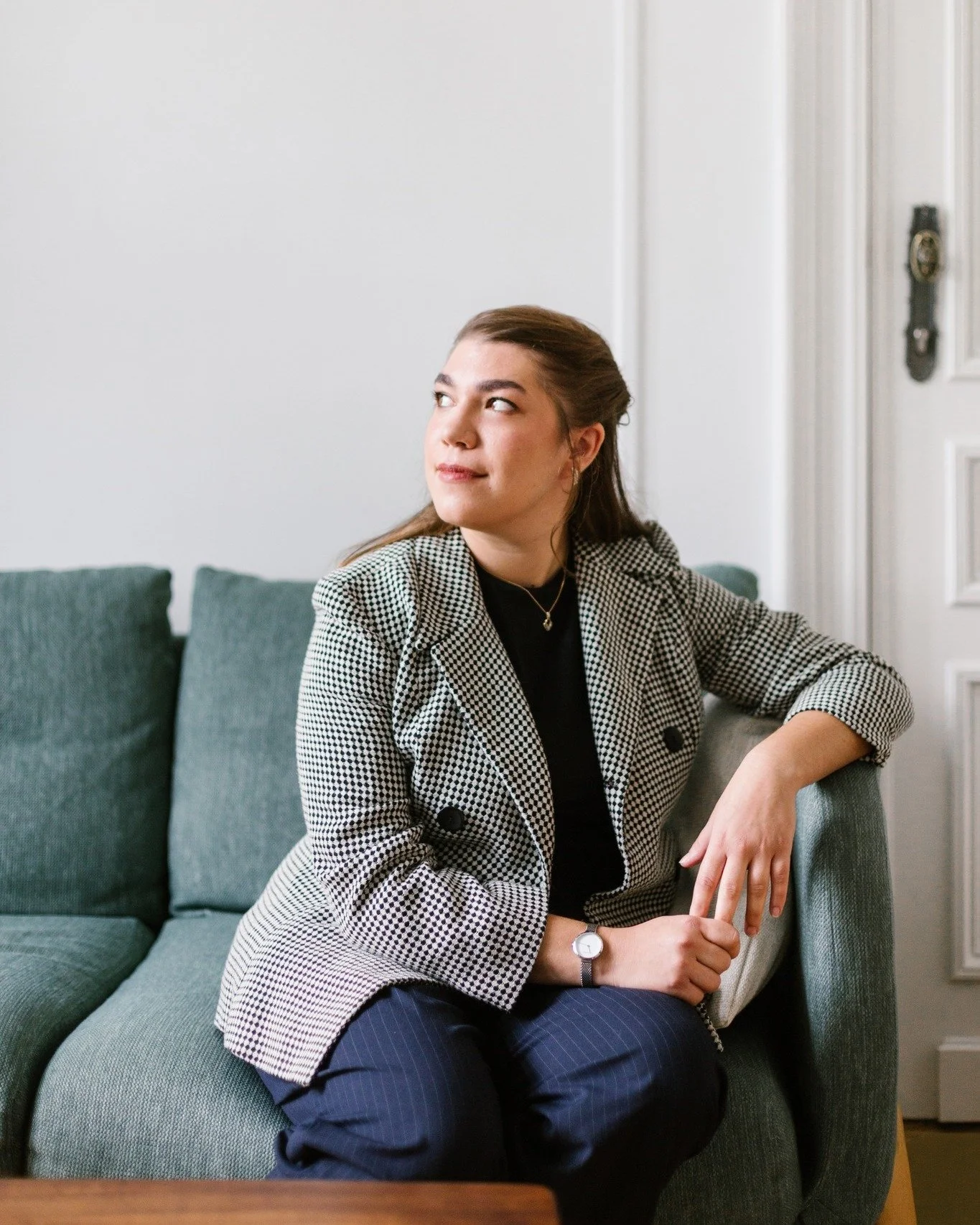 Pour celles et ceux qui arrivent ici, et m&ecirc;me si on se conna&icirc;t d&eacute;j&agrave; un peu, une petite pr&eacute;sentation s&rsquo;impose&hellip; 😌

Je m&rsquo;appelle Pauline Claessens, architecte d&rsquo;int&eacute;rieur et d&eacute;cora