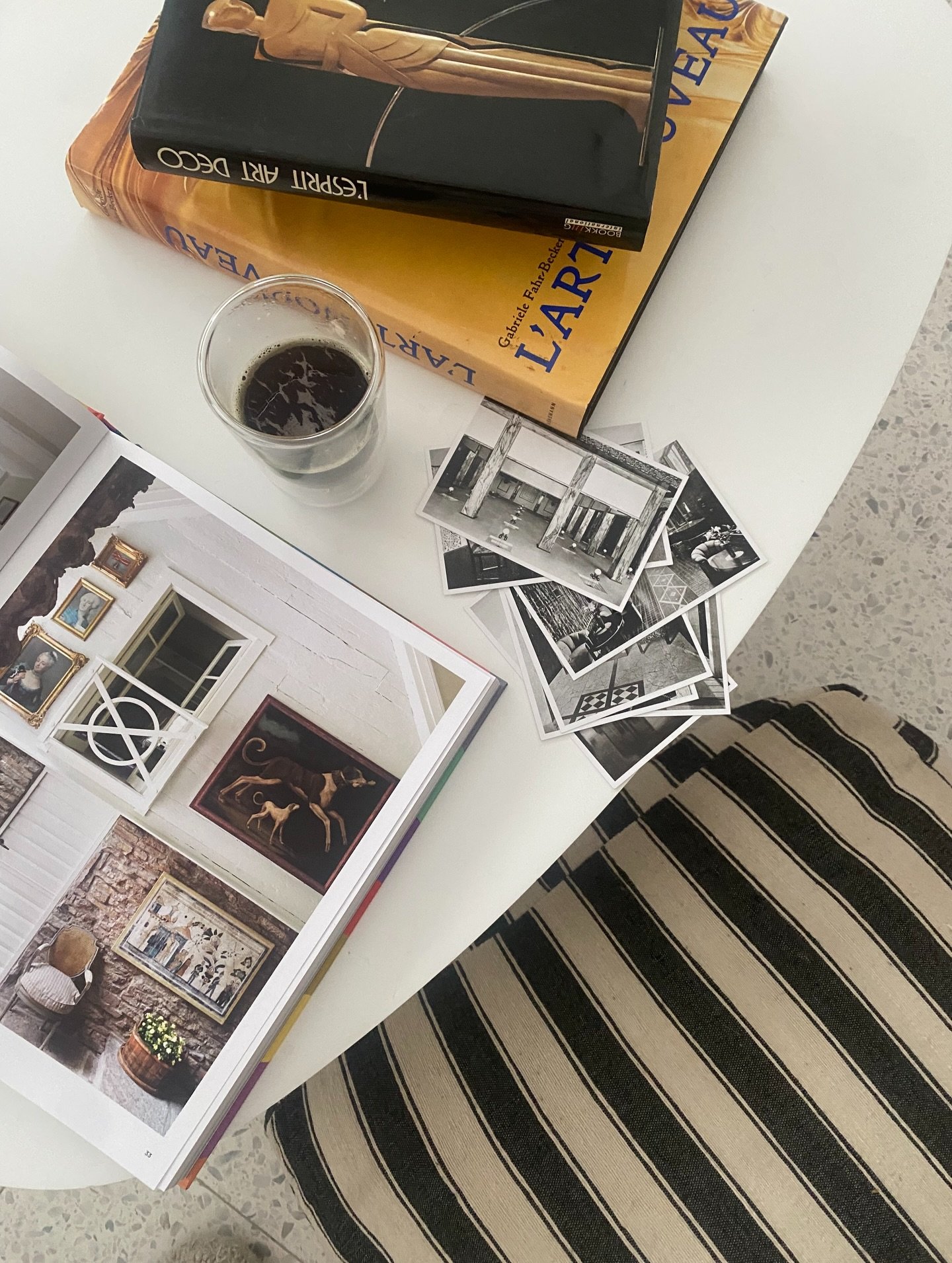 Un petit behind the scenes de ce qui fait partie aussi de ce m&eacute;tier: la recherche d&rsquo;inspirations 😌✨
Elle peut venir d&rsquo;un livre, d&rsquo;une expo, d&rsquo;un salon comme Maison&amp;Objet (o&ugrave; j&rsquo;&eacute;tais ces deux der