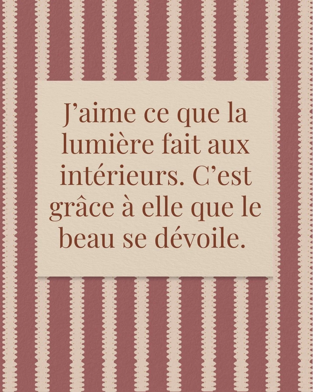 La lumi&egrave;re est la condition essentielle de notre capacit&eacute; &agrave; distinguer le beau qui nous entoure. Sans lumi&egrave;re, pas de couleurs. Pas de vie. Ni confort, ni vivacit&eacute;, ni fonctions essentielles. 😌

Elle poss&egrave;de