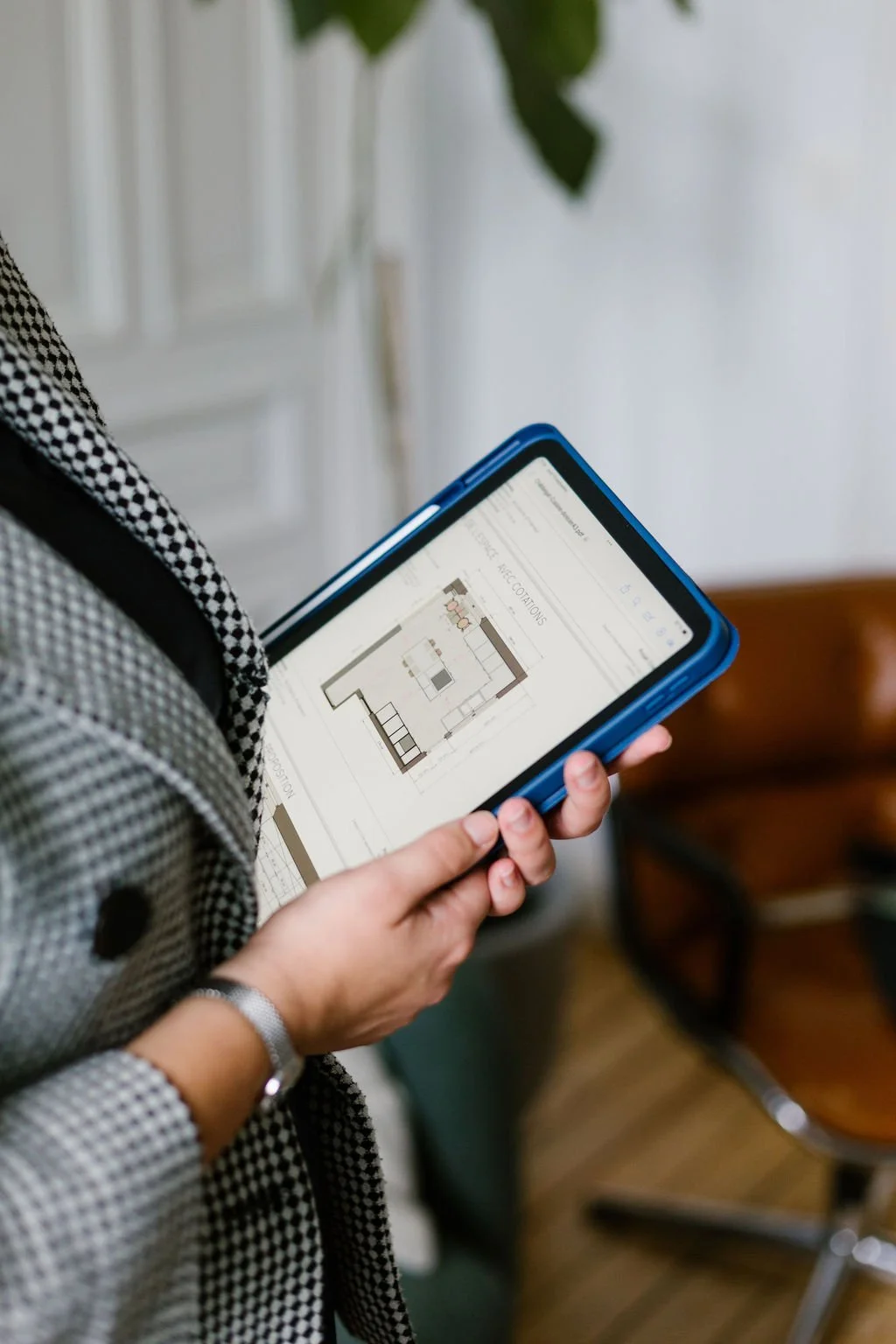 Consultation d’un plan d’aménagement sur tablette pour préparer le diagnostic d’un intérieur