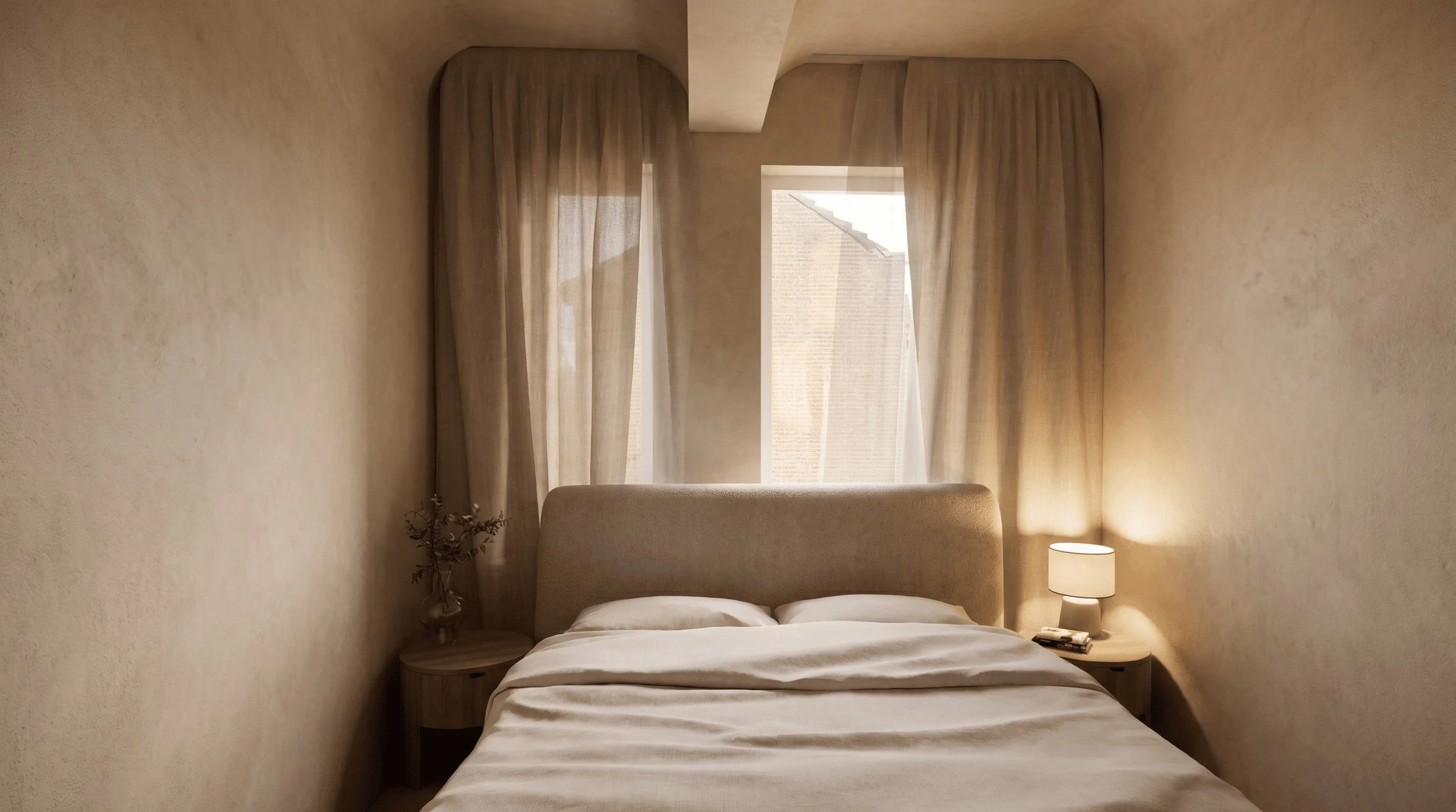 Chambre cocon aux tons beige et terre, avec tête de lit rembourrée et rideaux enveloppants