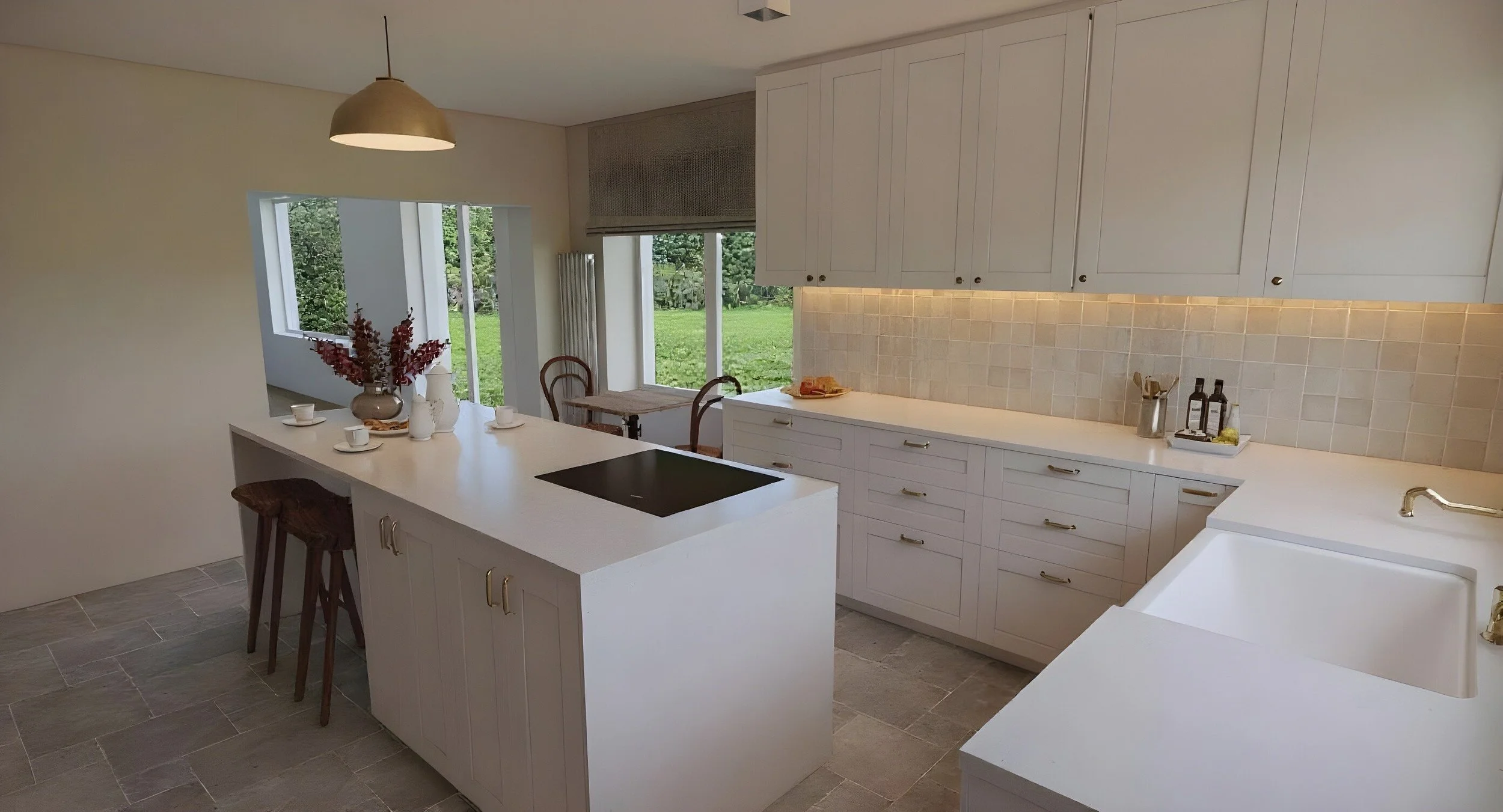 Vue d’ensemble de la cuisine blanche rénovée à Uccle, avec îlot central convivial, évier face au jardin et façades de style classique.