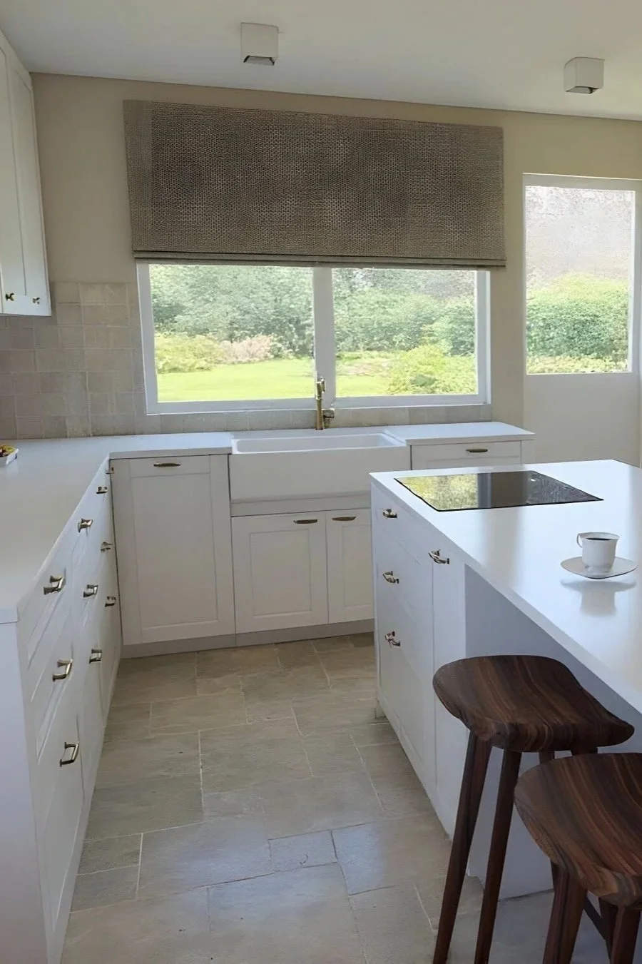 Visualisation 3D de la cuisine blanche du projet Chemin des Crabes avec vue sur le jardin