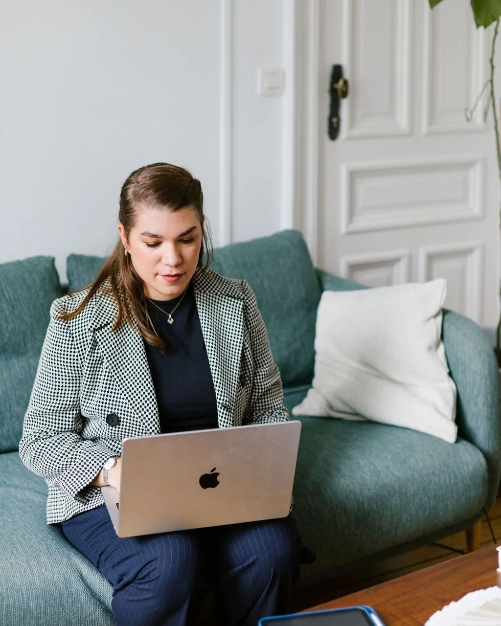 Pauline Claessens développe la sélection de mobilier et les visualisations d’un projet de décoration intérieure