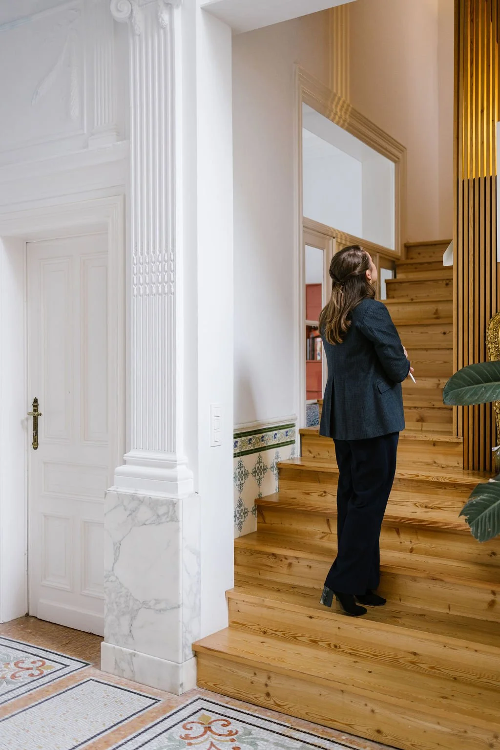 Pauline Claessens dans l’escalier d’une maison de caractère à Bruxelles