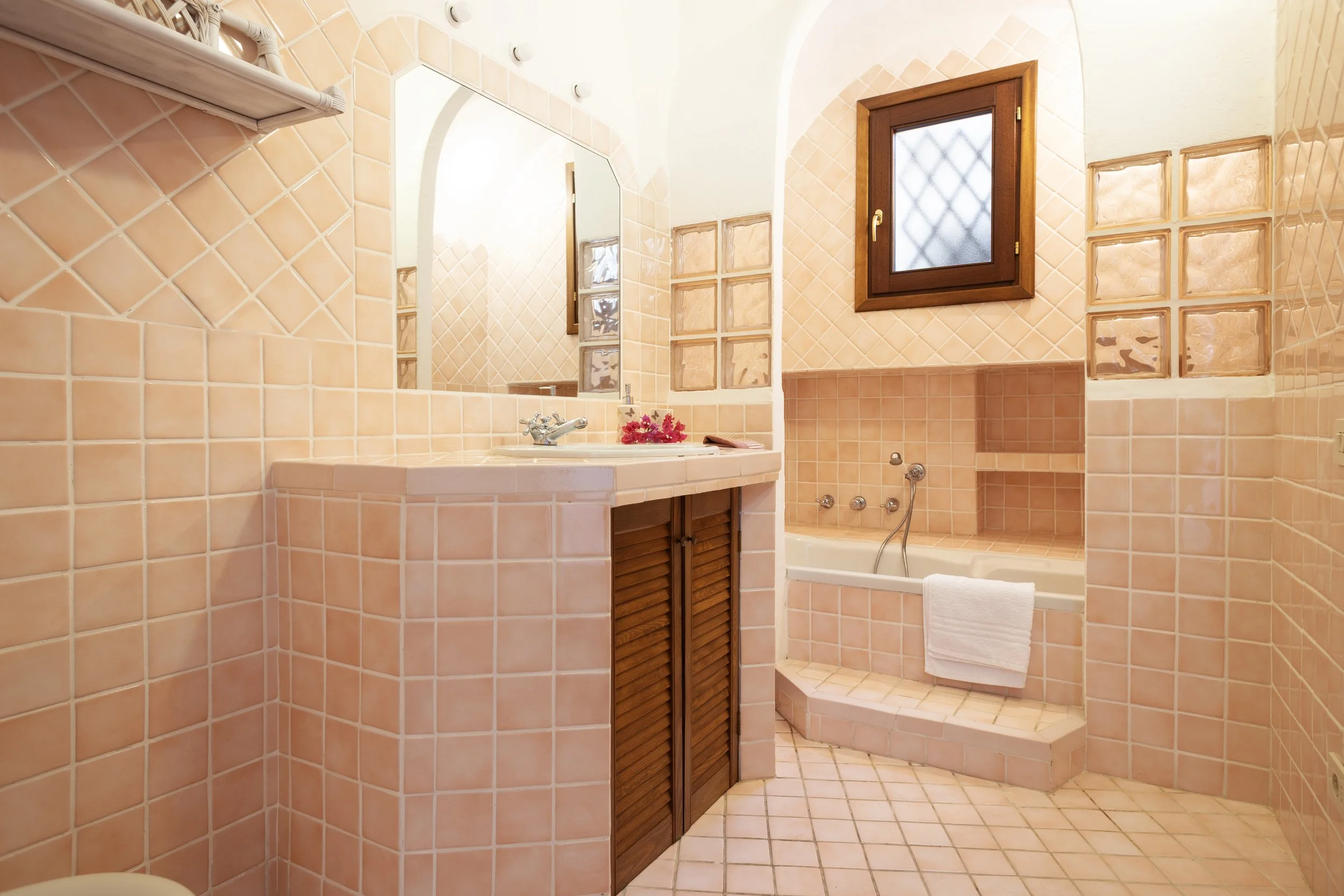 Master Bathroom: Lusso e ampiezza, Il bagno privato esclusivo della Suite Susanna, dotata di vasca da bagno.