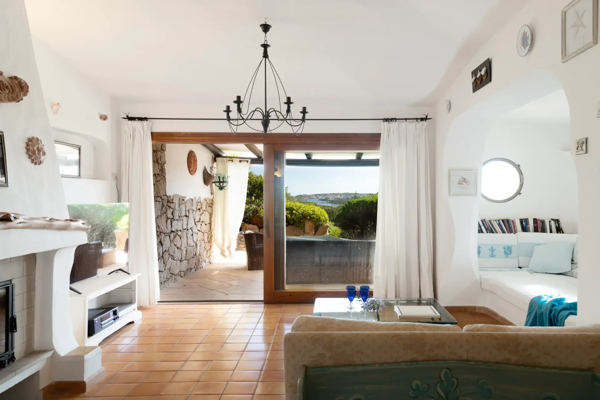 Vetrata scorrevole salotto villa lusso Porto Cervo Costa Smeralda