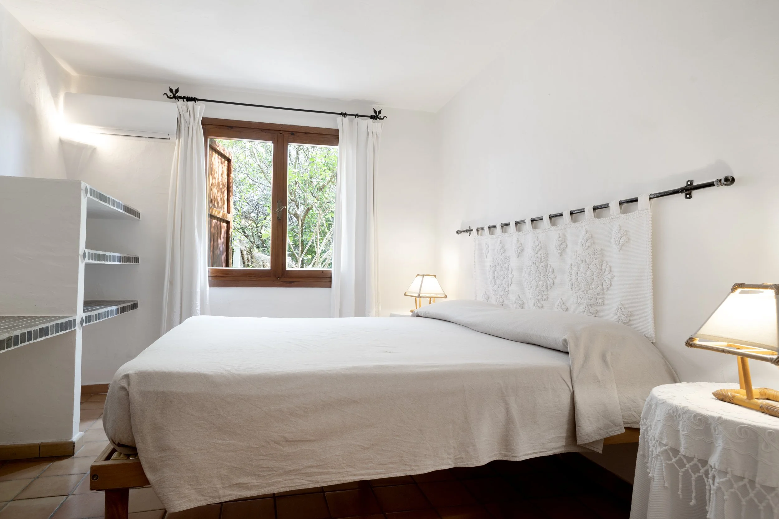 Suite Valeria: Eleganza e comfort. Matrimoniale con bagno privato interno, pensata per il relax totale.