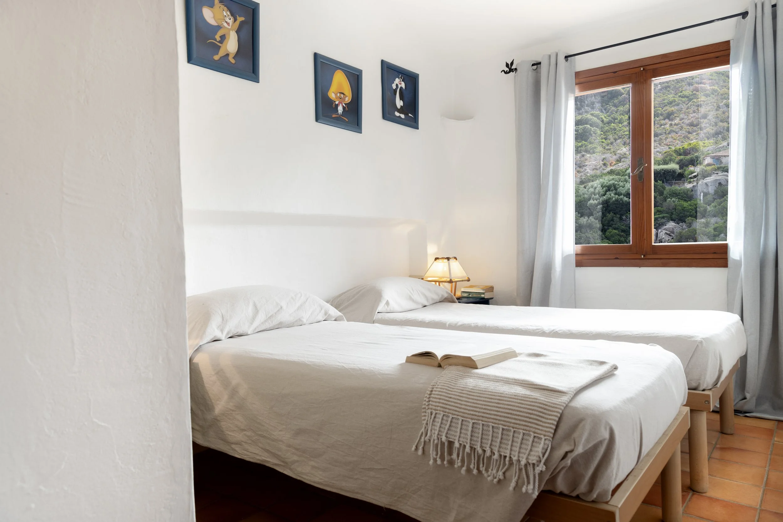 Emma Room: Spaziosa camera doppia con letti singoli. Servita dall'ampio bagno adiacente.