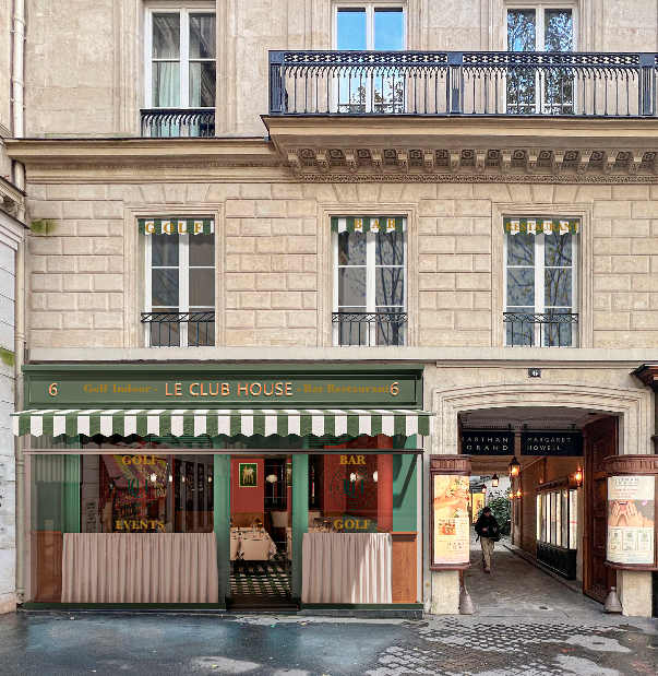 Façade d'un bâtiment haussmannien avec "Le Club House Paris", Golf & restauration au rez-de-chaussée et des appartements au-dessus, situé dans une rue parisienne.