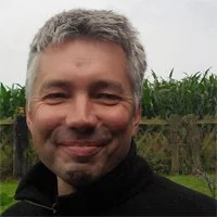 Inhaber eines Garten- und Landschaftsbaubetriebs im Gartenumfeld