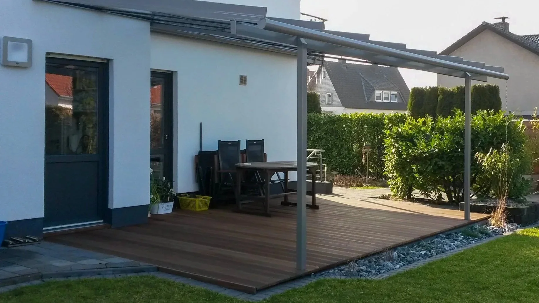 Terrasse mit Holzdeck und moderner Überdachung.