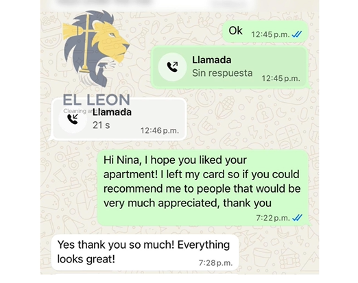 Captura de pantalla de una conversación de WhatsApp en la que una persona llama y no obtiene respuesta, luego recibe un mensaje de texto, y responde con gratitud, en un chat con el logo de 'El León' y un fondo de patrones de iconos de WhatsApp.