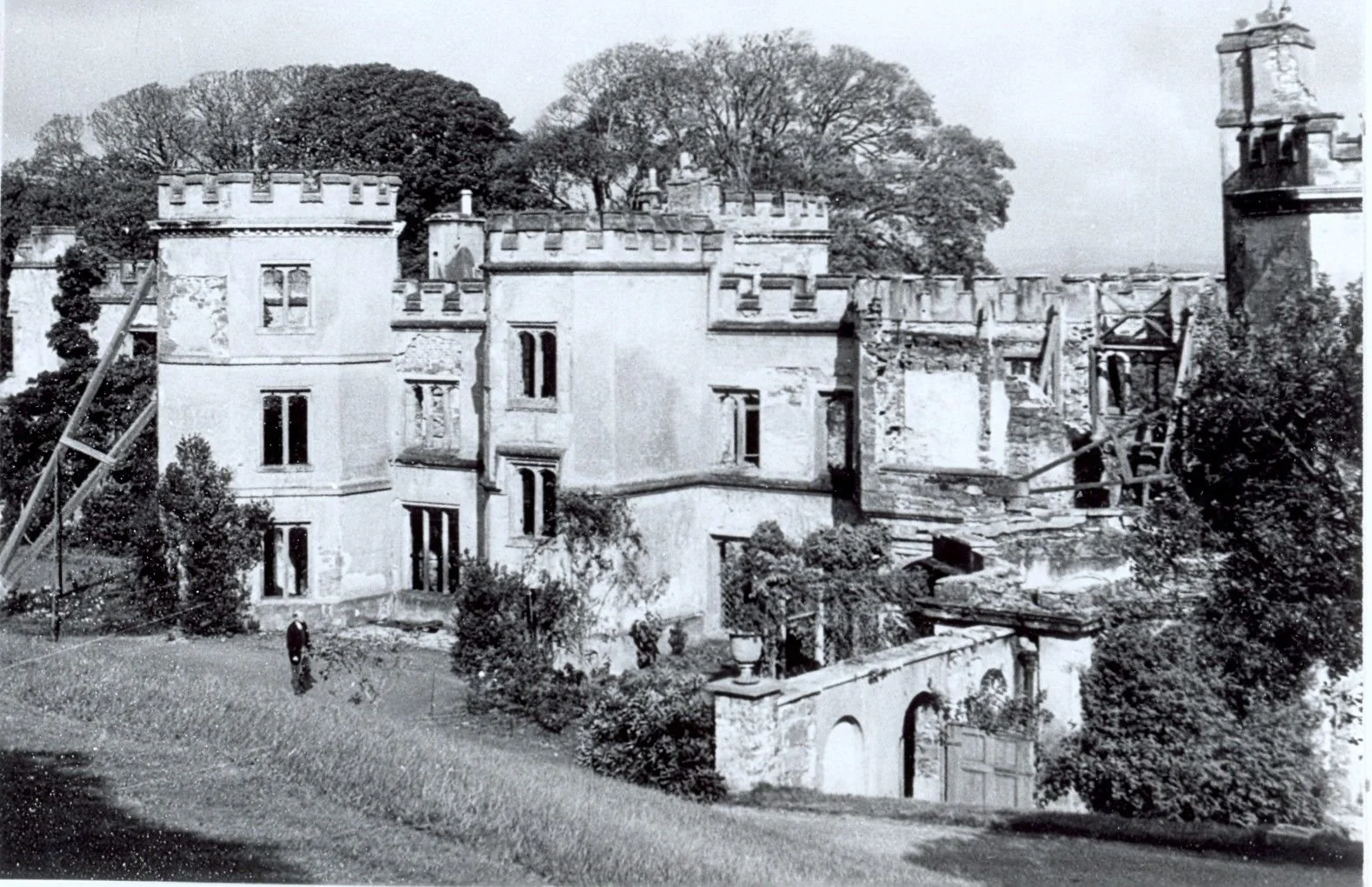 Black and white photo of the house before reconstruction. Large parts of the extension are visible.