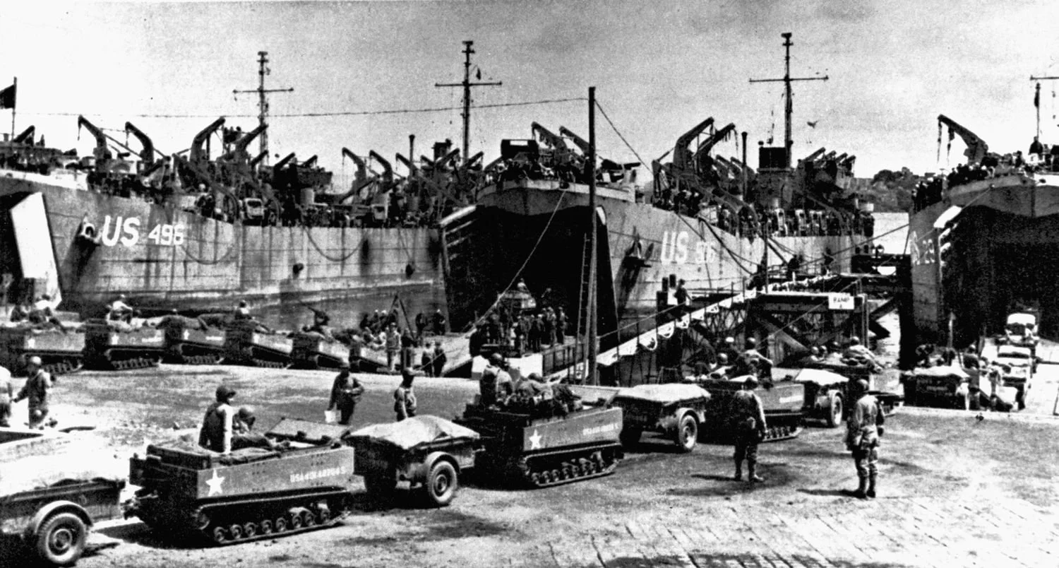 Black and white photo of US landing craft ad troops at Barn Pool in Mount Edgcumbe during WWIII