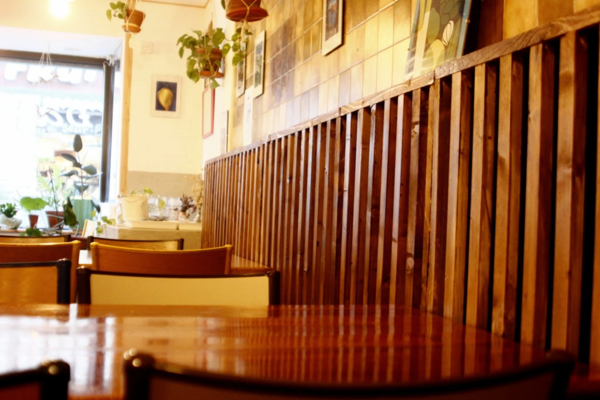 Du brouhaha &agrave; une salle o&ugrave; l&rsquo;on s&rsquo;entend bien.

Analyse acoustique puis mise en place de traitements adapt&eacute;s : absorbeurs avec lamin&eacute; et panneaux absorbants.

Chez Đava&iuml;
6 Rue Saint-Michel, 13006 Marseille